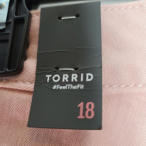 18 Womens High Rise Vintage Pink Denim Midi Short 5 inch Inseam Torrid Button Fl - Picture 9 of 10